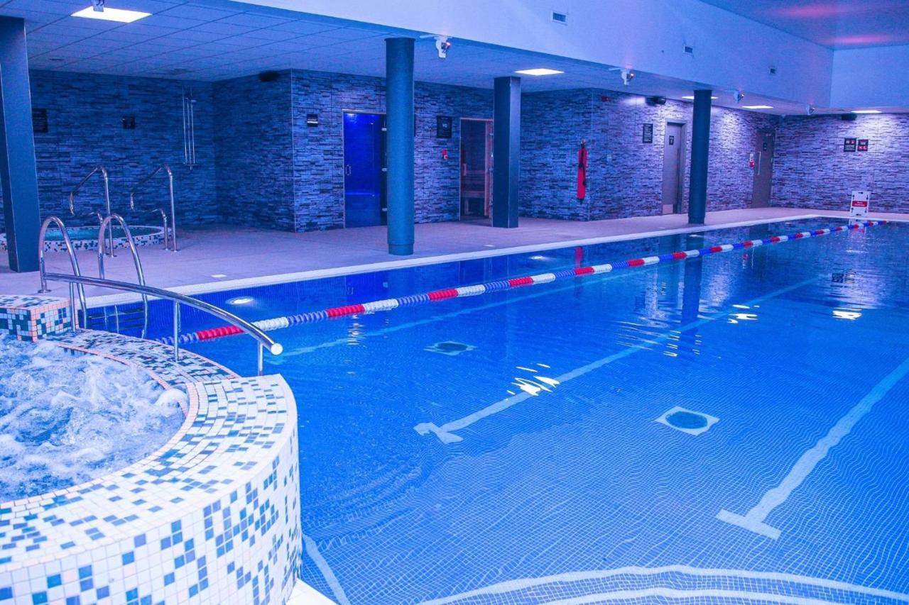 Village Hotel Μπράκνελ Εξωτερικό φωτογραφία