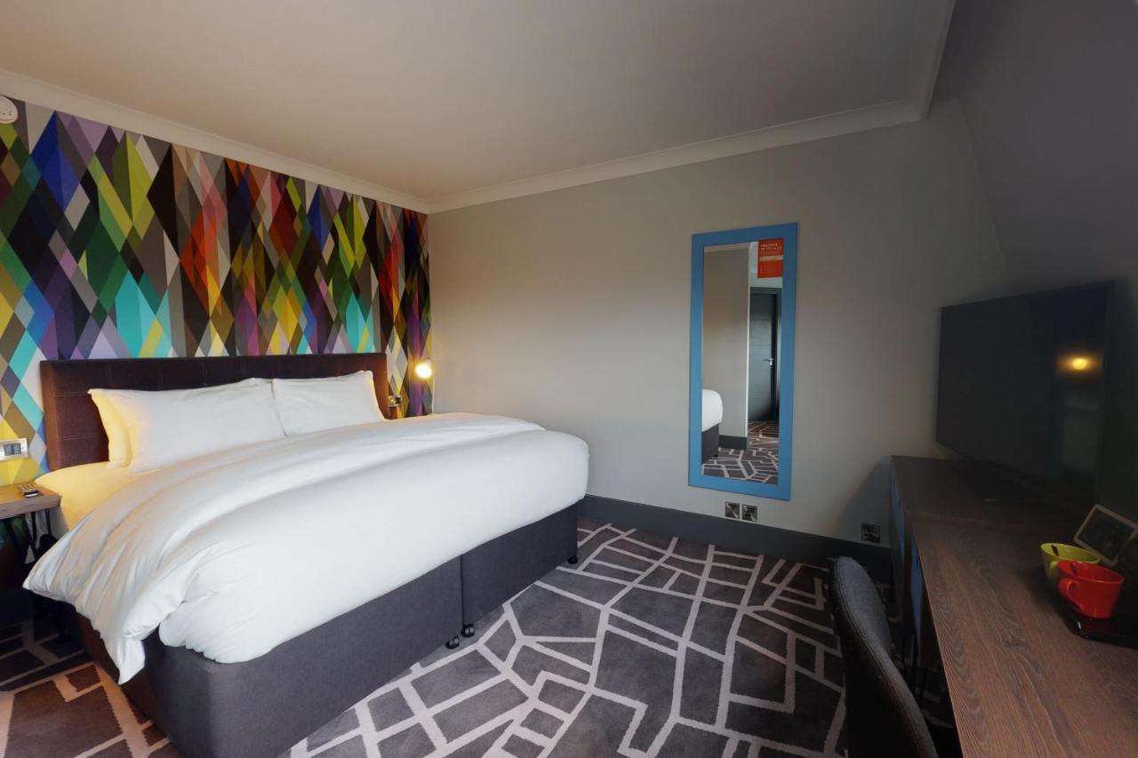 Village Hotel Μπράκνελ Εξωτερικό φωτογραφία