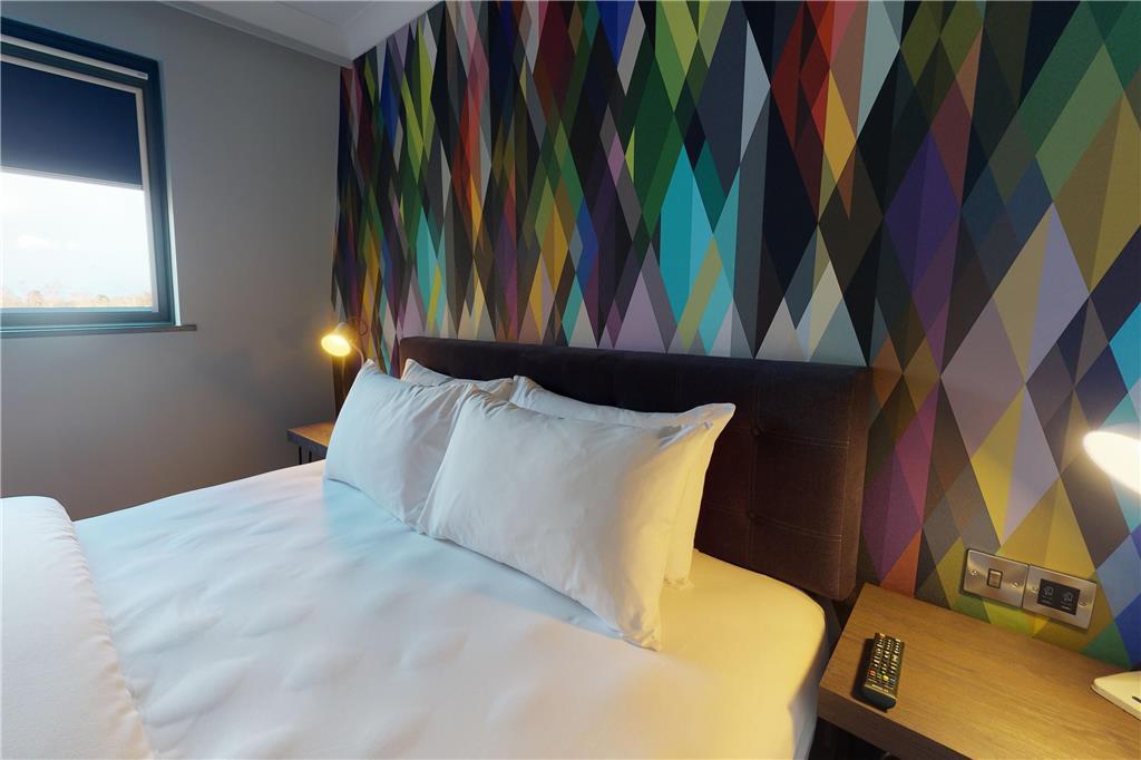 Village Hotel Μπράκνελ Δωμάτιο φωτογραφία