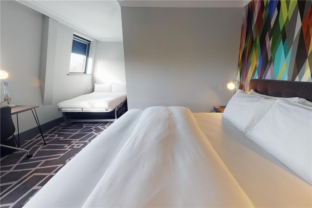 Village Hotel Μπράκνελ Δωμάτιο φωτογραφία
